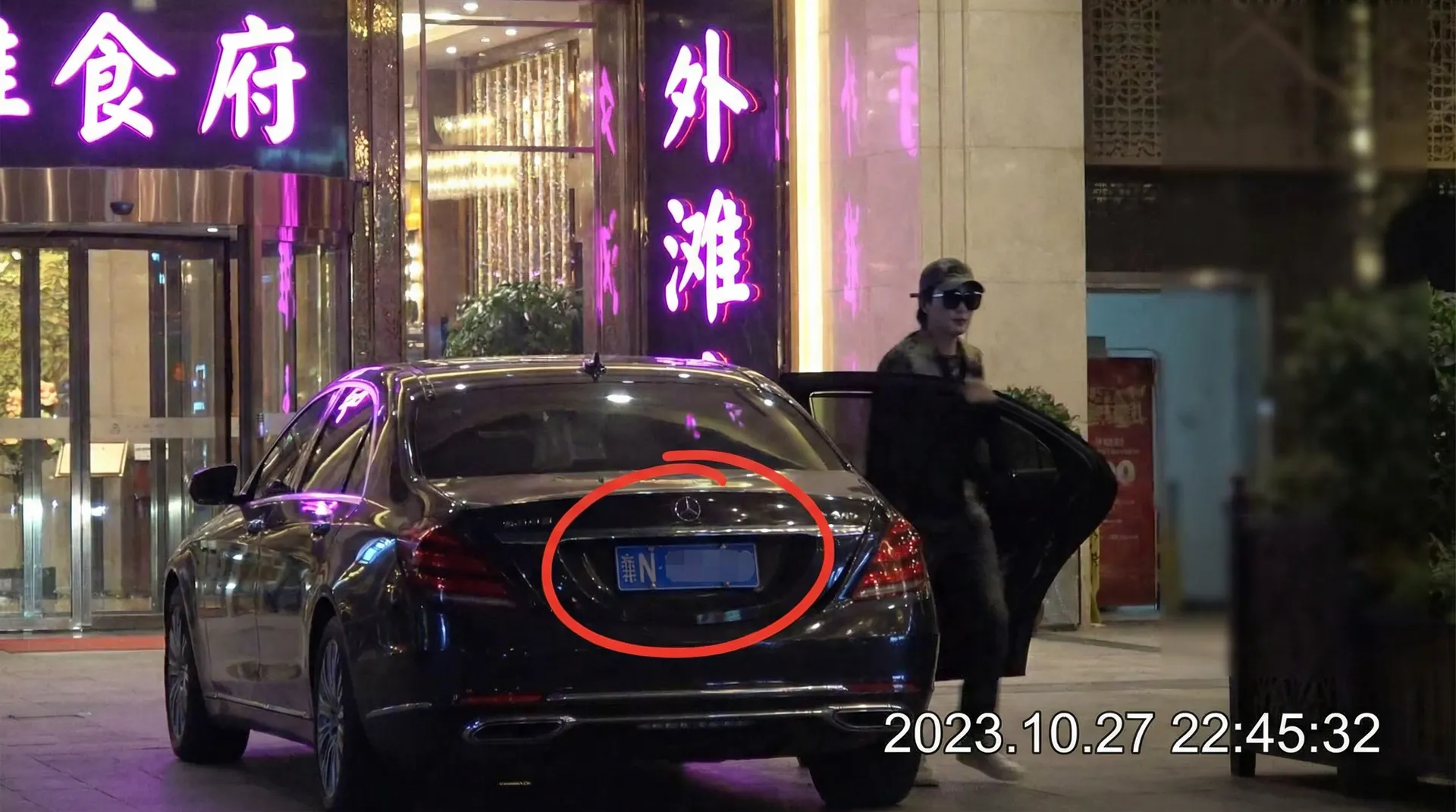 博鱼体育官网娱乐 - 豪车餐厅外偷拍